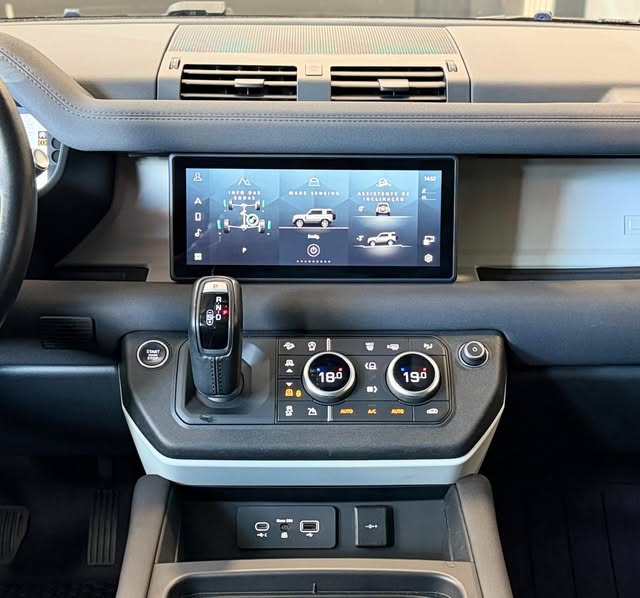 LAND ROVER DEFENDER P300 90 SE - Imagem 11