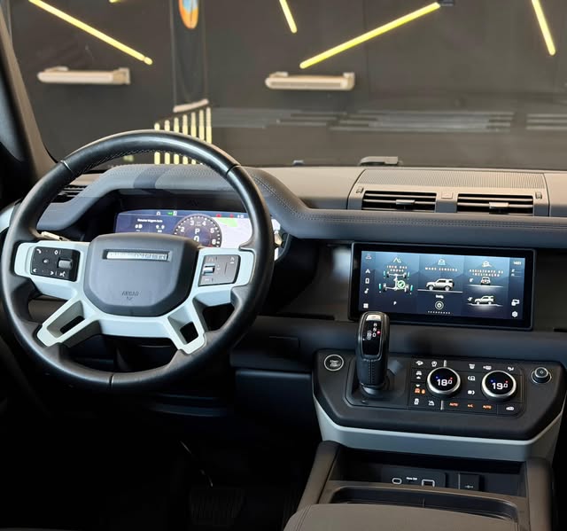 LAND ROVER DEFENDER P300 90 SE - Imagem 13