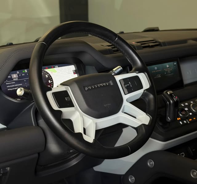 LAND ROVER DEFENDER P300 90 SE - Imagem 9