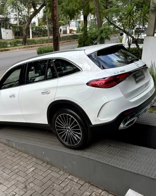 MERCEDES-BENZ GLC 300 AMG LINE - Imagem 7