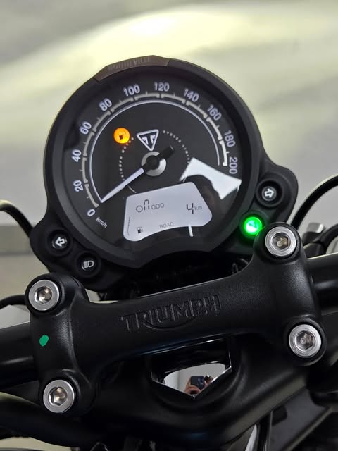 TRIUMPH BONNEVILLE BOBBER - Imagem 17