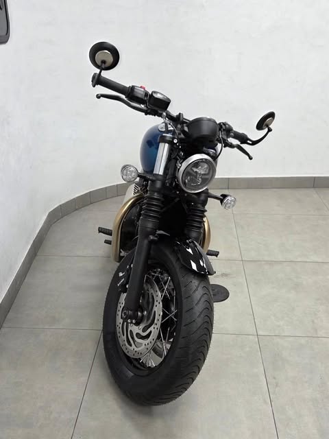 TRIUMPH BONNEVILLE BOBBER - Imagem 10