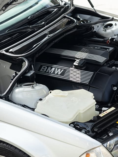 BMW 330I MOTOSPORT - Imagem 10