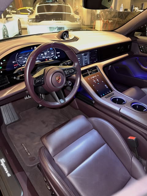 PORSCHE TAYCAN 4 CROSS TURISMO - Imagem 12