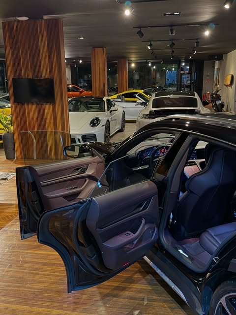 PORSCHE TAYCAN 4 CROSS TURISMO - Imagem 7