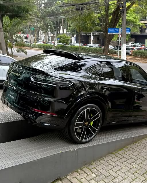 PORSCHE CAYENNE TURBO S E-HYBRID COUPÉ - Imagem 5