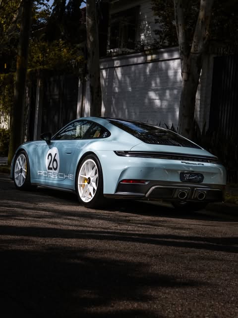 PORSCHE 911 CARRERA GTS - Imagem 1