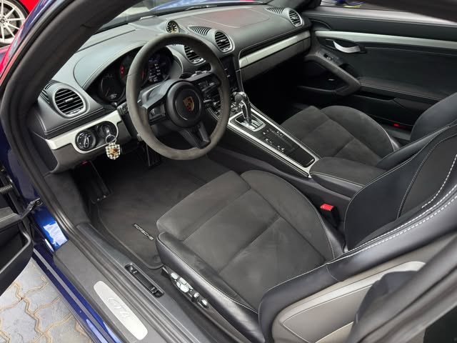 PORSCHE 718 CAYMAN GT4 - Imagem 8