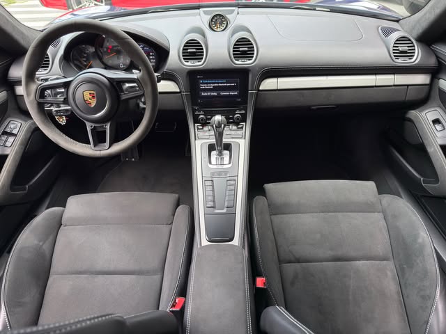 PORSCHE 718 CAYMAN GT4 - Imagem 9