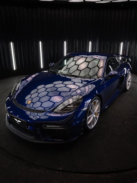 PORSCHE 718 CAYMAN GT4 - Imagem 1