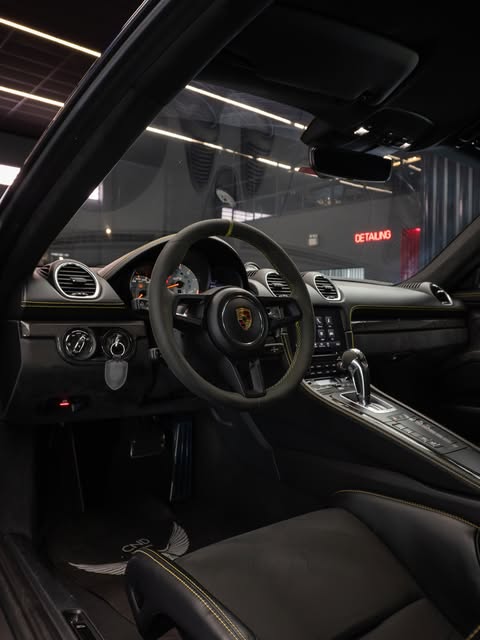 PORSCHE 718 CAYMAN GT4 - Imagem 2