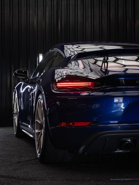 PORSCHE 718 CAYMAN GT4 - Imagem 11