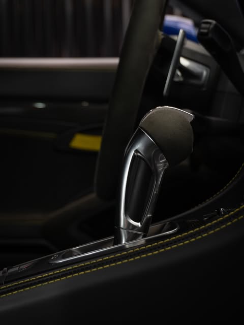 PORSCHE 718 CAYMAN GT4 - Imagem 12
