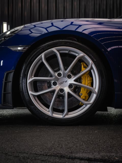 PORSCHE 718 CAYMAN GT4 - Imagem 3