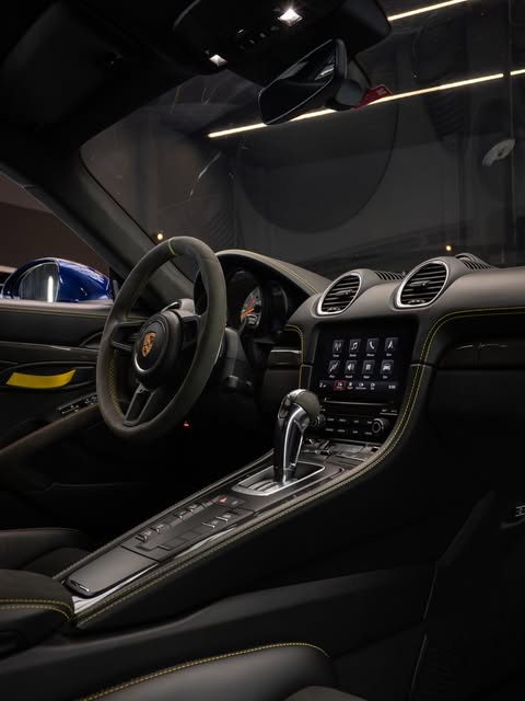 PORSCHE 718 CAYMAN GT4 - Imagem 4