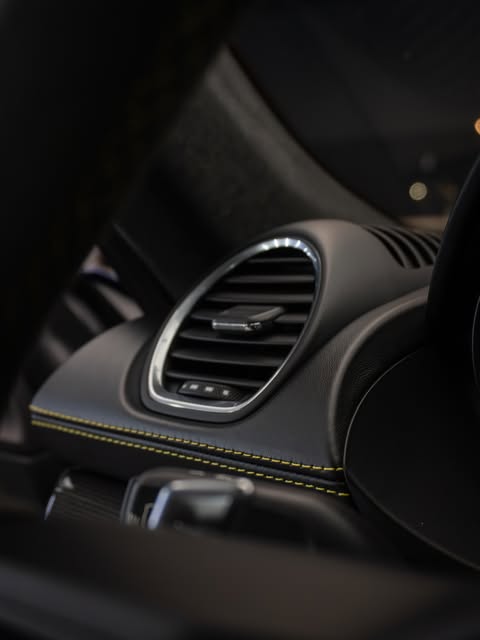PORSCHE 718 CAYMAN GT4 - Imagem 6