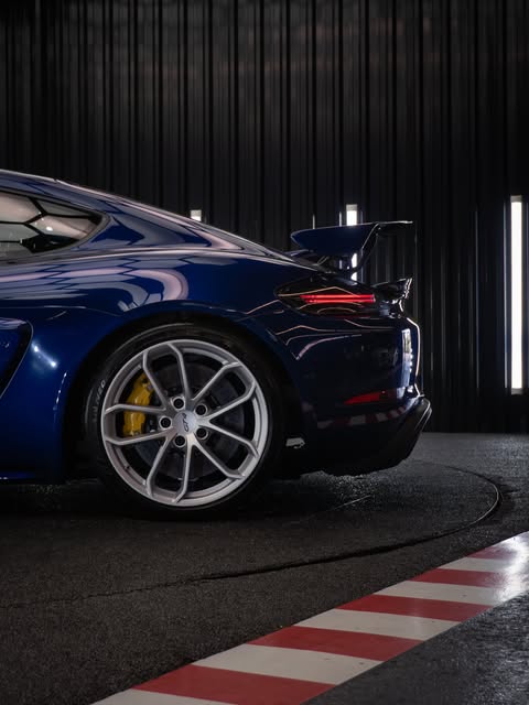 PORSCHE 718 CAYMAN GT4 - Imagem 9