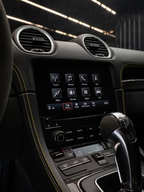 PORSCHE 718 CAYMAN GT4 - Imagem 10