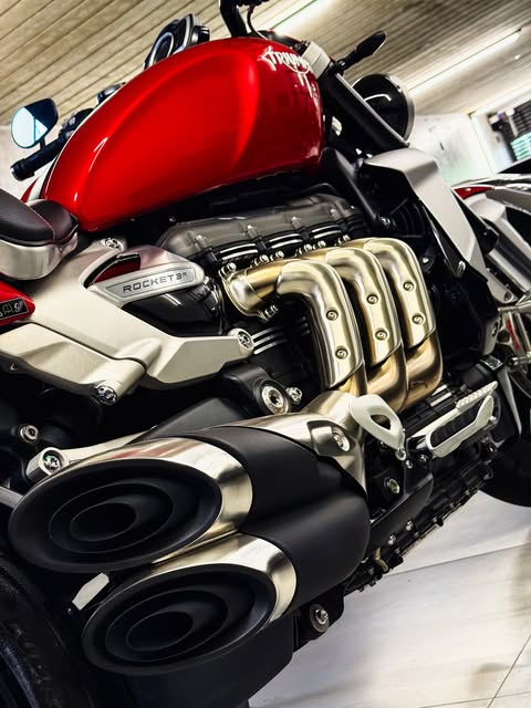 TRIUMPH ROCKET 3 R - Imagem 13