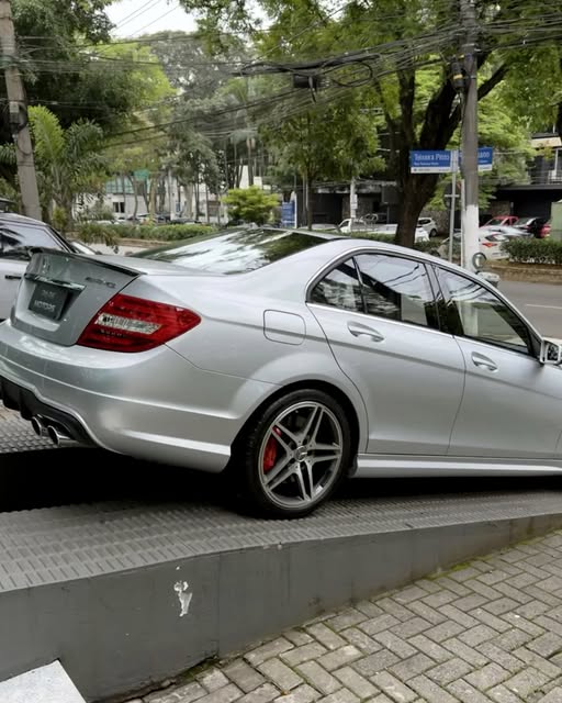 MERCEDES-BENZ C 63 AMG P30 - Imagem 5