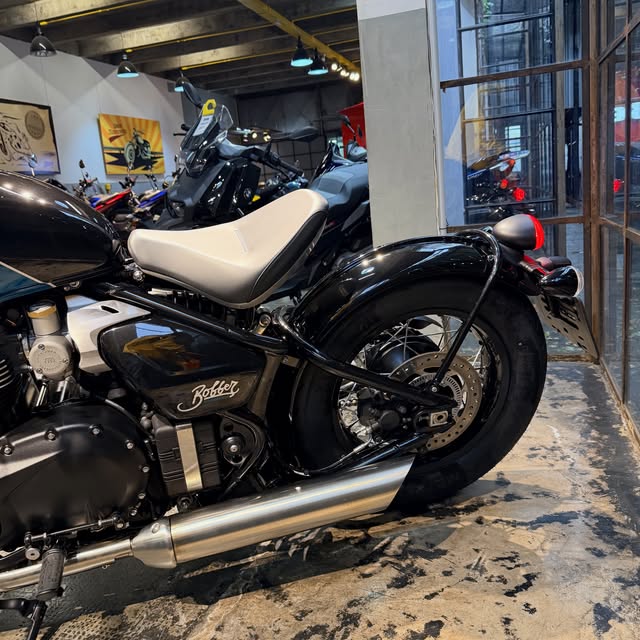 TRIUMPH BONNEVILLE BOBBER 1200 - Imagem 9
