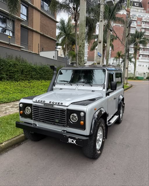 LAND ROVER DEFENDER - Imagem 1