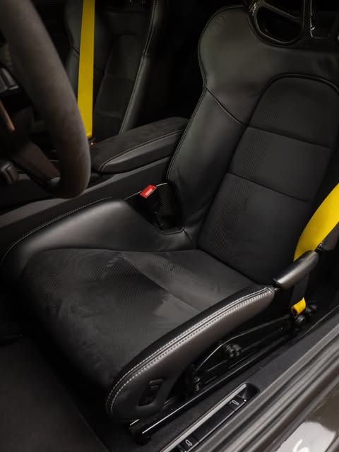 PORSCHE 911 GT3 RS - Imagem 18