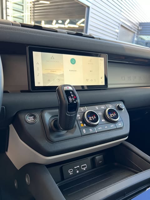 LAND ROVER DEFENDER SE X-DYNAMIC - Imagem 9