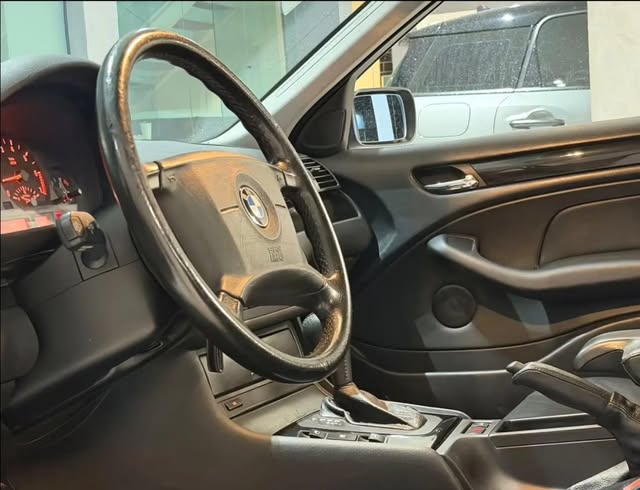 BMW 323I - Imagem 6