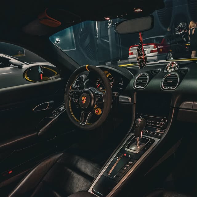 PORSCHE CAYMAN 718 - Imagem 9