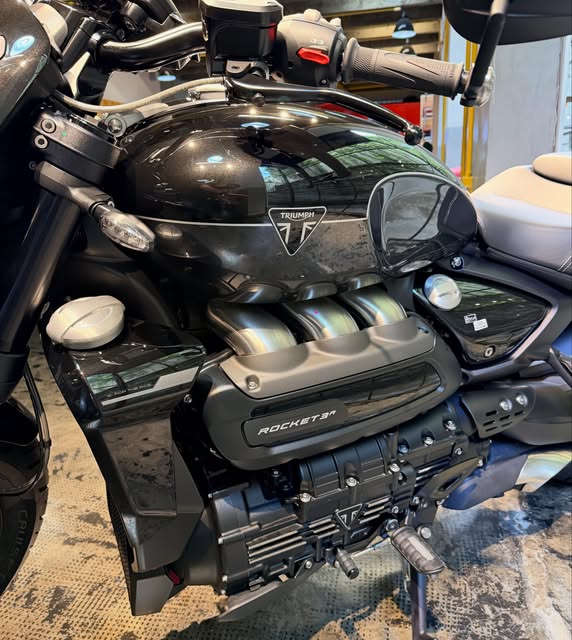 TRIUMPH ROCKET III R STORM EDITION - Imagem 8