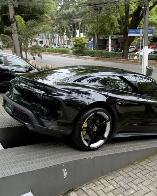 PORSCHE TAYCAN TURBO S - Imagem 5