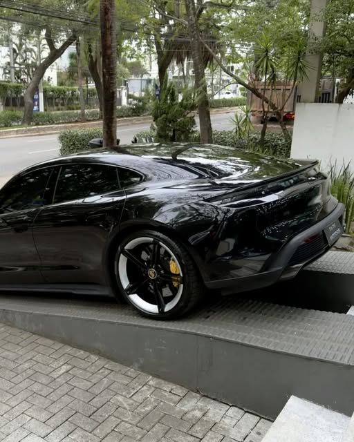 PORSCHE TAYCAN TURBO S - Imagem 7