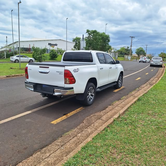 TOYOTA HILUX SRX - Imagem 4