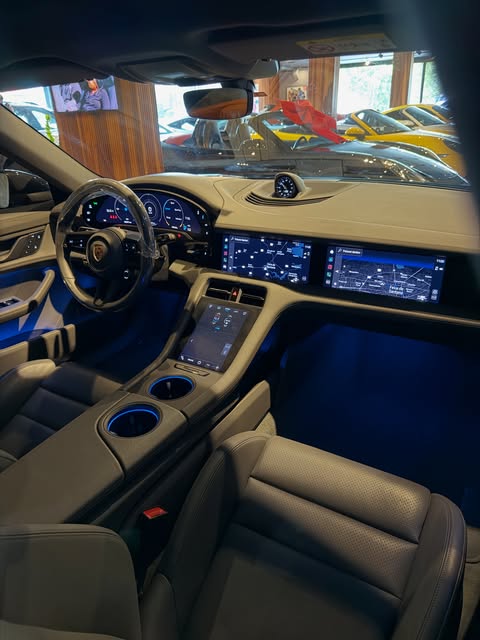 PORSCHE TAYCAN 4 CROSS TURISMO - Imagem 12