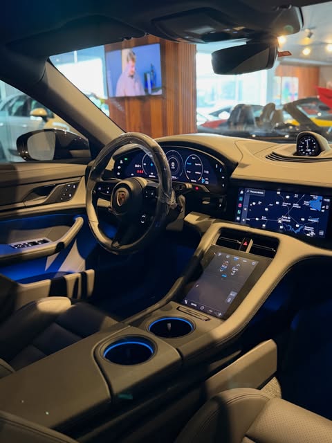 PORSCHE TAYCAN 4 CROSS TURISMO - Imagem 14