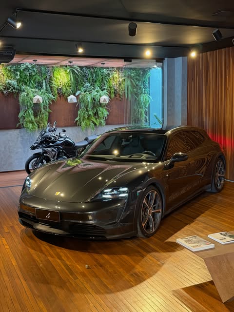 PORSCHE TAYCAN 4 CROSS TURISMO - Imagem 18