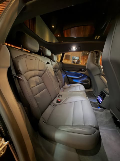 PORSCHE TAYCAN 4 CROSS TURISMO - Imagem 10
