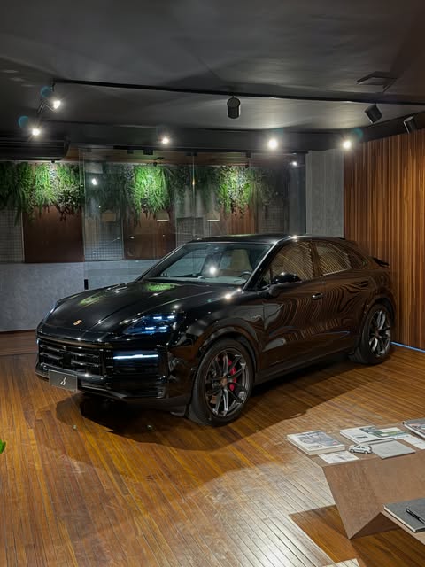 PORSCHE CAYENNE S E-HYBRID - Imagem 2