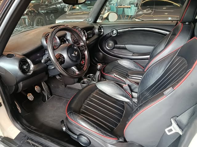 MINI COOPER JCW CABRIO - Imagem 13
