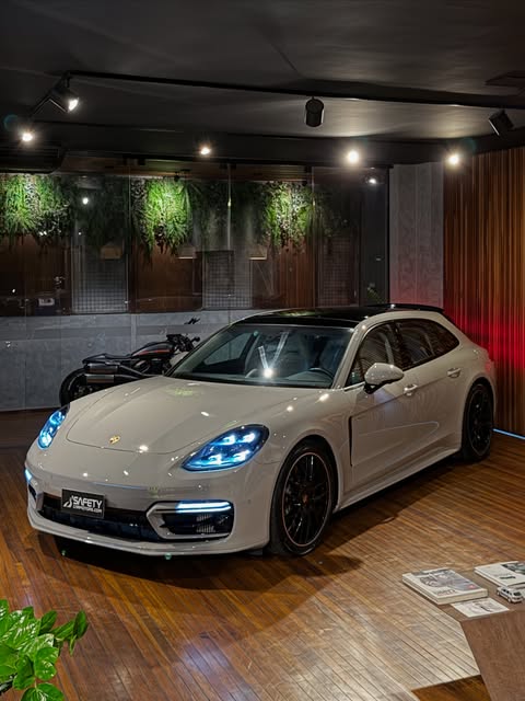 PORSCHE PANAMERA 4 E-HYBRID SPORT TURISMO - Imagem 1