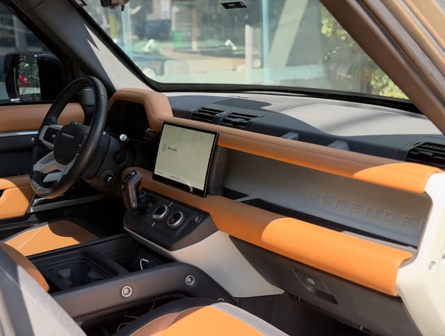 LAND ROVER DEFENDER P400E PHEV 110 X-DYNAMIC HSE - Imagem 16