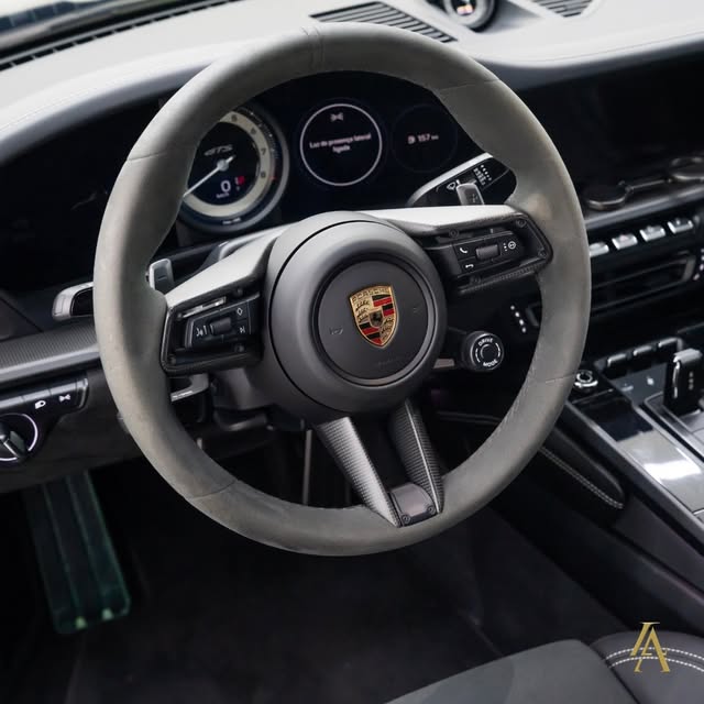 PORSCHE 911 CARRERA 4 GTS - Imagem 12