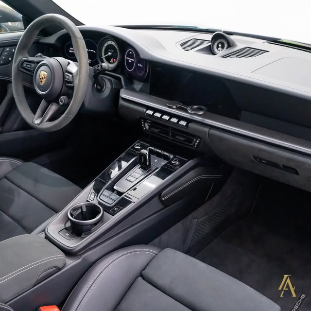 PORSCHE 911 CARRERA 4 GTS - Imagem 8