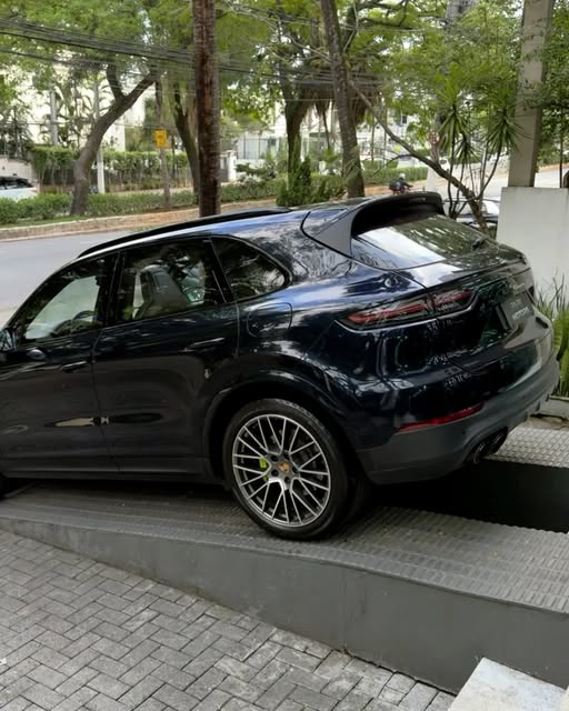 PORSCHE CAYENNE PLATINUM EDITION - Imagem 7