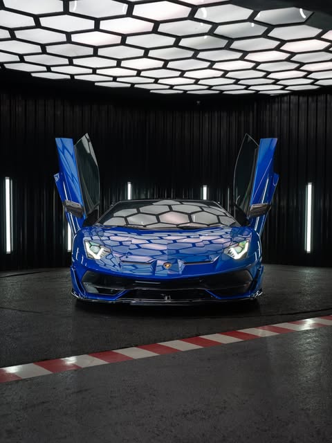 LAMBORGHINI AVENTADOR SVJ ROADSTER - Imagem 1