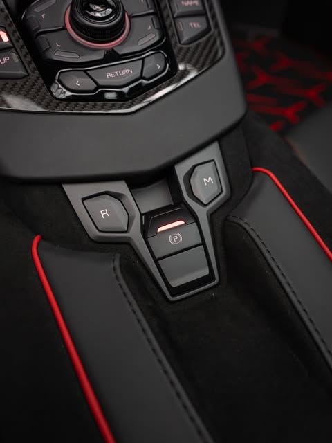 LAMBORGHINI AVENTADOR SVJ ROADSTER - Imagem 12