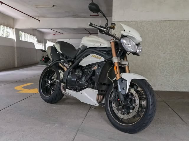 TRIUMPH SPEED TRIPLE - Imagem 1