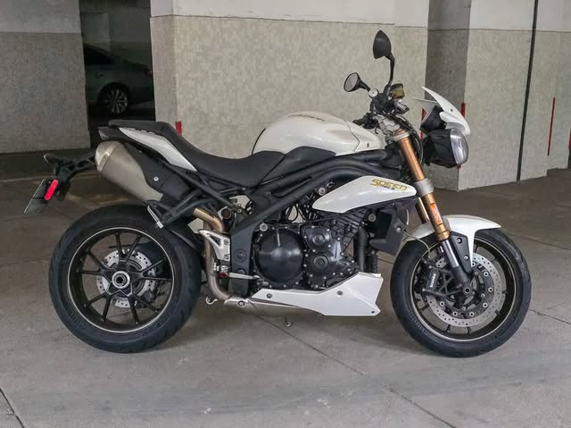 TRIUMPH SPEED TRIPLE - Imagem 4