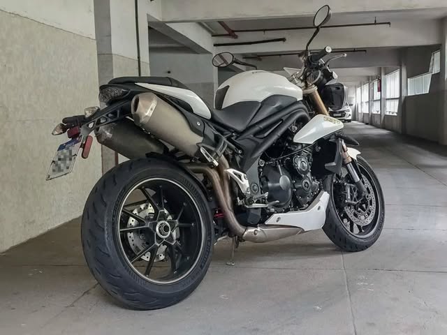 TRIUMPH SPEED TRIPLE - Imagem 6
